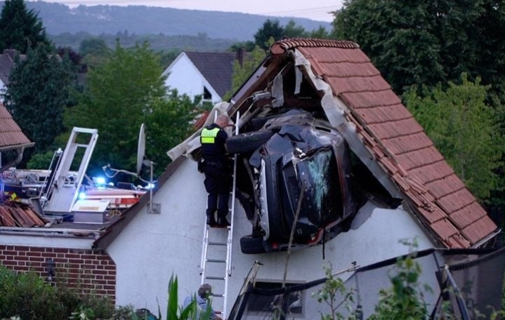 Allemagne : Une voiture percute un enfant, effectue un vol plané et s’encastre dans le toit d’une grange, six blessés