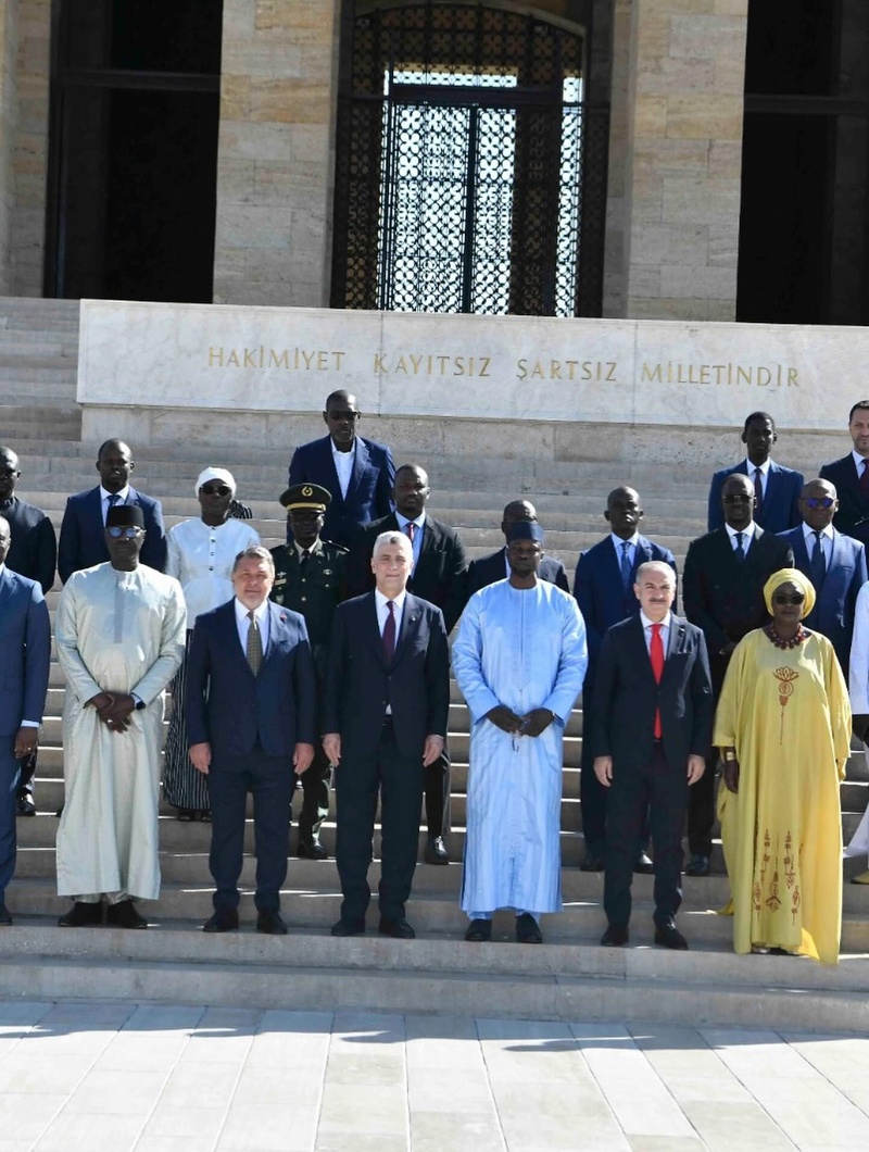 Ousmane Sonko entame sa visite en Turquie par un hommage solennel à Atatürk Ousmane Sonko entame sa visite en Turquie par un hommage solennel à Atatürk