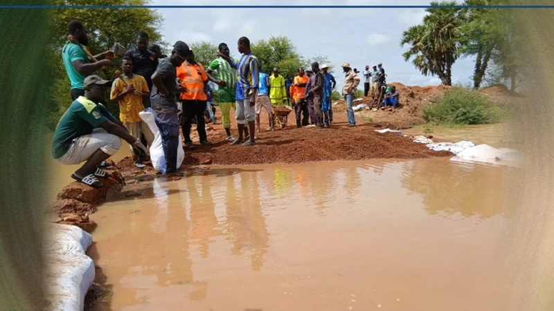 Matam : une piste submergée oblige les habitants à utiliser des pirogues entre Dembancané et Thianiaf