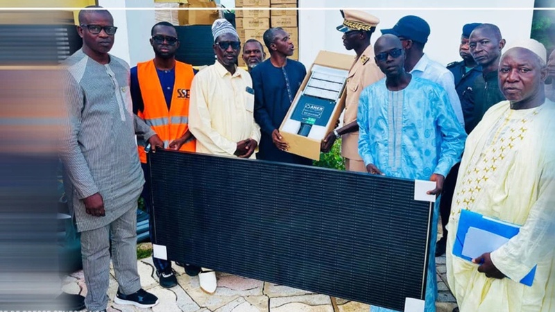 Diourbel reçoit 2 840 lampadaires solaires pour renforcer l’éclairage public