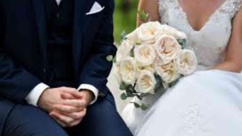 Un homme s’incruste à leur mariage, les époux découvrent son identité quatre ans plus tard