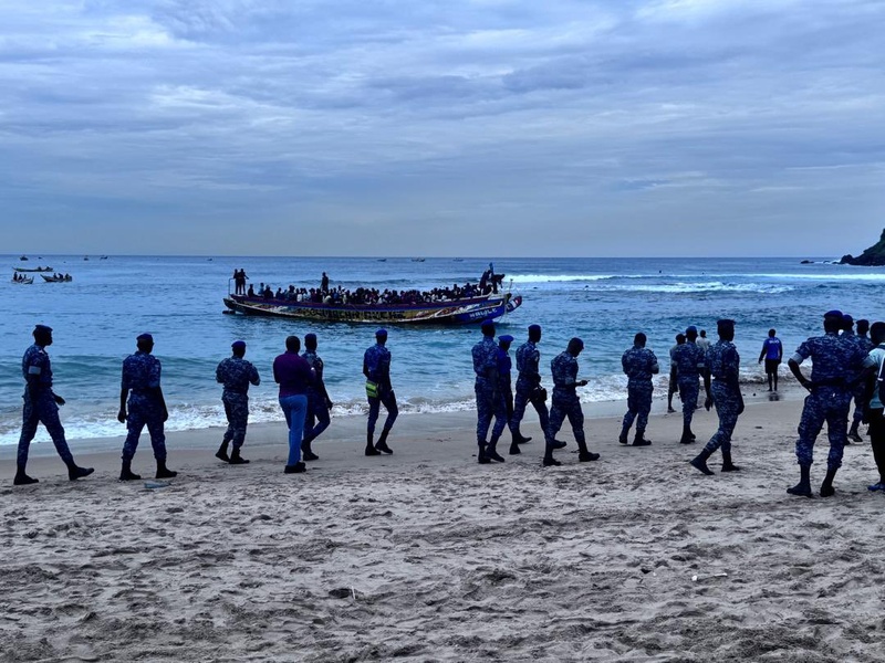 Ouakam : une pirogue de migrants abandonnée en mer accoste sur la plage