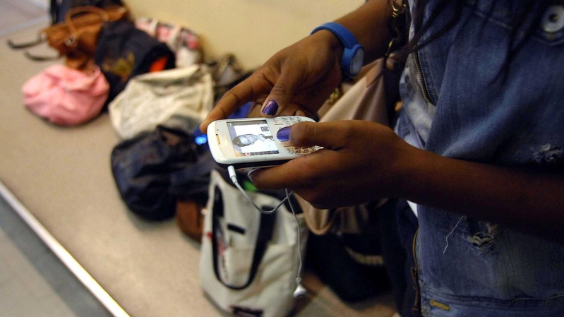 Téléphones portables interdits dans les écoles et lycées dès la rentrée prochaine