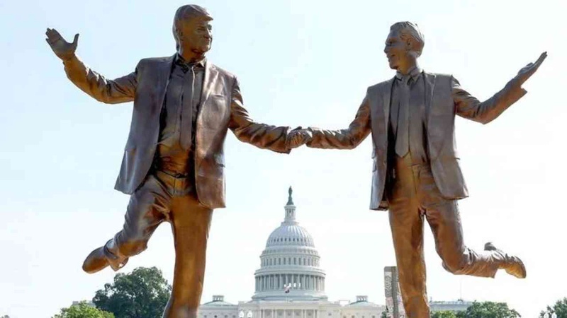 « Meilleurs amis pour toujours »… Une statue anonyme célèbre le « lien durable » entre Donald Trump et Jeffrey Epstein