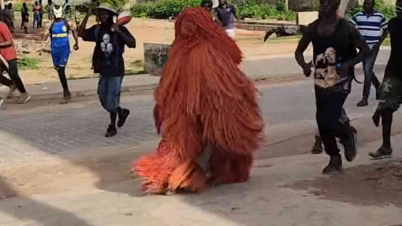 Diambadong à Ziguinchor : un Kankourang au cœur du chaos Diambadong à Ziguinchor : un Kankourang au cœur du chaos
