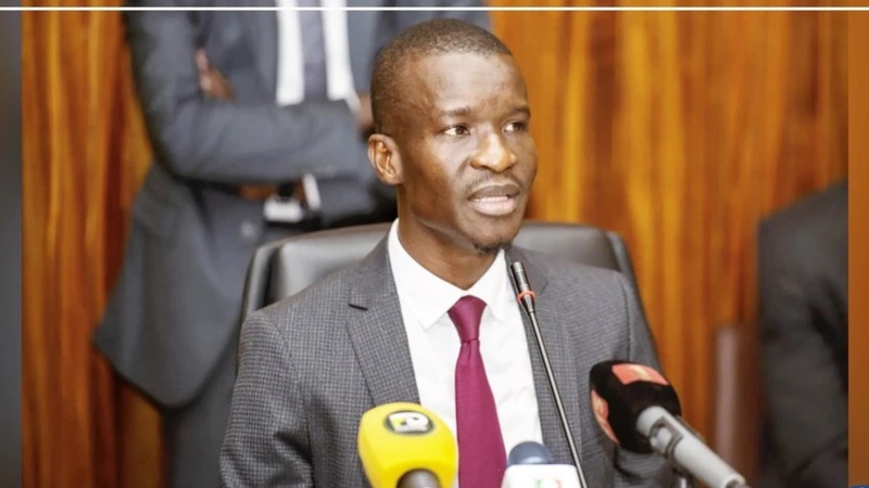 Affaire Madiambal Diagne : le ministre de l’Intérieur relève les chefs de la DIC et du commissariat de l’AIBD Affaire Madiambal Diagne : le ministre de l’Intérieur relève les chefs de la DIC et du commissariat de l’AIBD