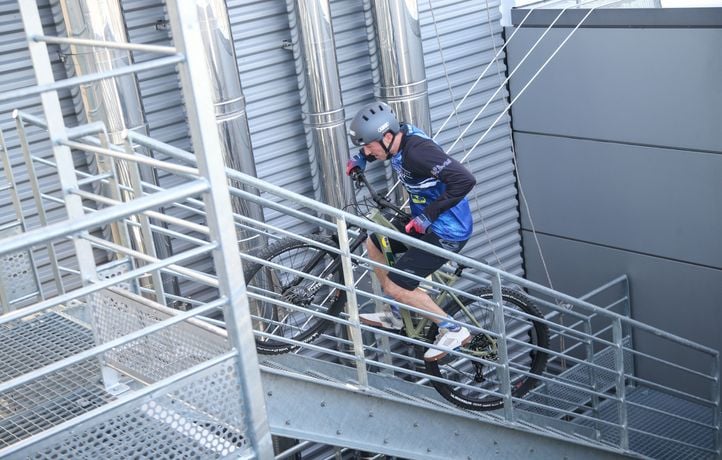 Paris : Il grimpe jusqu’au 2e étage de la tour Eiffel en VTT et bat un record du monde vieux de 23 ans