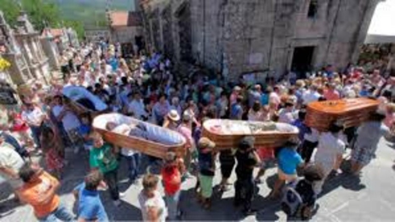 Le retour des cercueils à As Neves : entre foi et spectacle Le retour des cercueils à As Neves : entre foi et spectacle