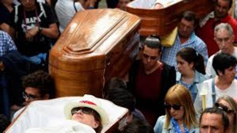 Le retour des cercueils à As Neves : entre foi et spectacle Le retour des cercueils à As Neves : entre foi et spectacle