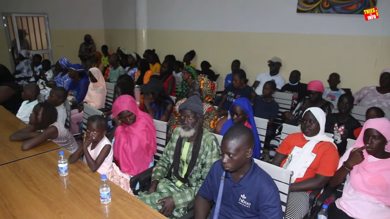 Au tribunal de Thiès, l’AEMO soutient les enfants avec des fournitures scolaires et des conseils parentaux