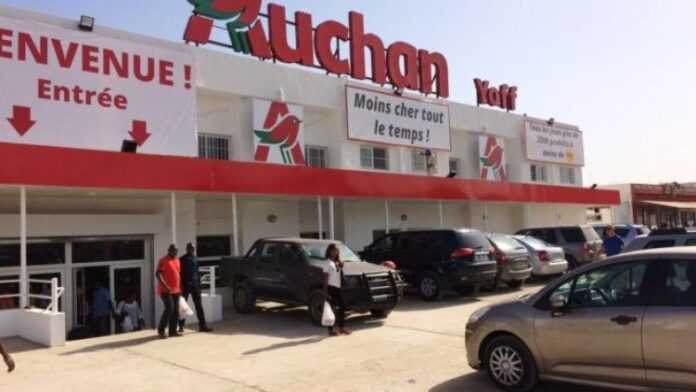 Auchan Sénégal applique désormais une taxe de 1 % sur les paiements en espèces Auchan Sénégal applique désormais une taxe de 1 % sur les paiements en espèces