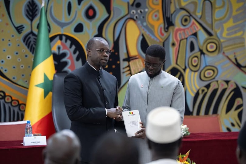 Remise du « Livre-Blanc » au président Bassirou Diomaye Faye : un acte de vérité et de mémoire Remise du « Livre-Blanc » au président Bassirou Diomaye Faye : un acte de vérité et de mémoire