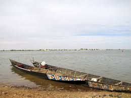 Tiguéré isolé par la crue du fleuve : la pirogue, unique lien avec Matam Tiguéré isolé par la crue du fleuve : la pirogue, unique lien avec Matam