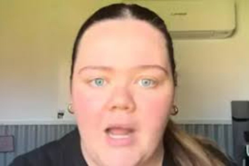 Quelqu’un a volé le numéro du billet d’avion qu’elle montrait sur TikTok, elle ne peut plus voyager Quelqu’un a volé le numéro du billet d’avion qu’elle montrait sur TikTok, elle ne peut plus voyager