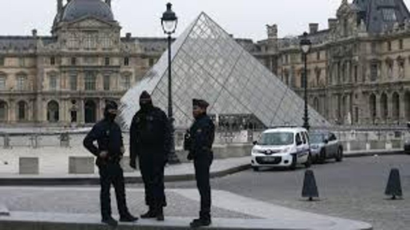 Cambriolage au Louvre : Des bijoux Napoléon d’une « valeur inestimable » dérobés, une couronne retrouvée par terre