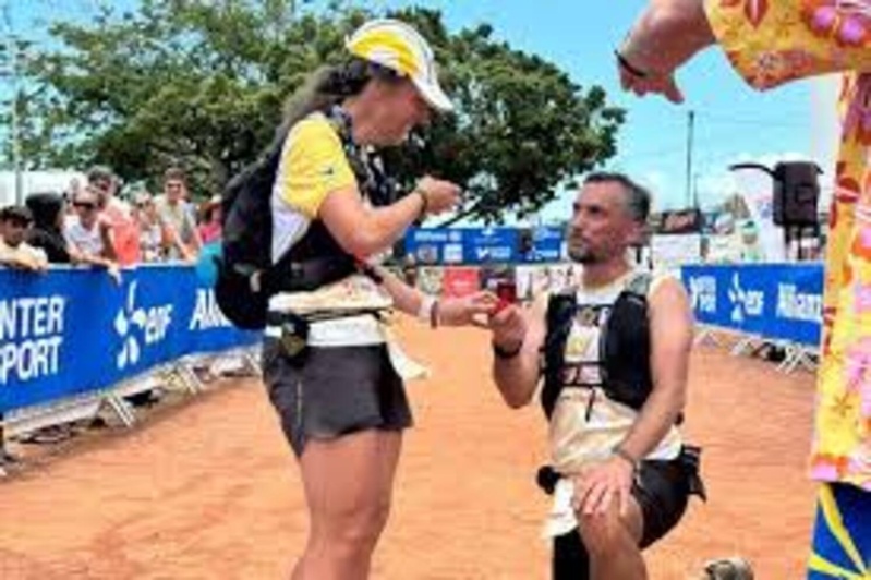 "Est-ce que tu souhaites te marier avec moi ?" : après avoir couru la Diag avec sa compagne, il fait sa demande sur la ligne d'arrivée "Est-ce que tu souhaites te marier avec moi ?" : après avoir couru la Diag avec sa compagne, il fait sa demande sur la ligne d'arrivée