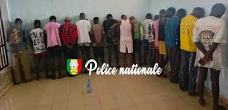 Jaxaay : 17 personnes arrêtées lors d’une opération de police dans un appartement de la Cité Kalia Jaxaay : 17 personnes arrêtées lors d’une opération de police dans un appartement de la Cité Kalia