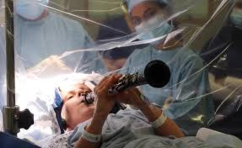 Royaume-Uni : Pendant son opération, cette patiente atteinte de la maladie de Parkinson joue de la clarinette Royaume-Uni : Pendant son opération, cette patiente atteinte de la maladie de Parkinson joue de la clarinette