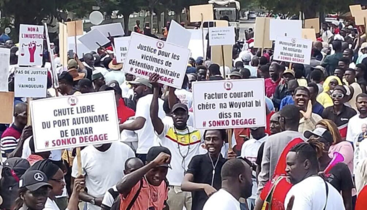 Marche du FDR à Dakar : l’opposition et la société civile dénoncent la vie chère et appellent à l’unité Marche du FDR à Dakar : l’opposition et la société civile dénoncent la vie chère et appellent à l’unité