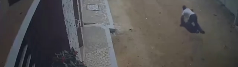 Caméra de surveillance : un cambrioleur chute du 2e étage… puis disparaît en rampant Caméra de surveillance : un cambrioleur chute du 2e étage… puis disparaît en rampant