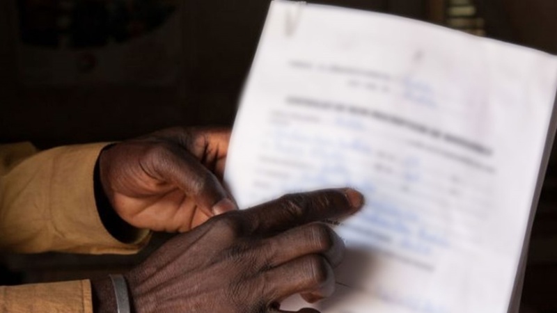 Industrie de faux documents d’identité : une vaste filière administrative mise au jour Industrie de faux documents d’identité : une vaste filière administrative mise au jour