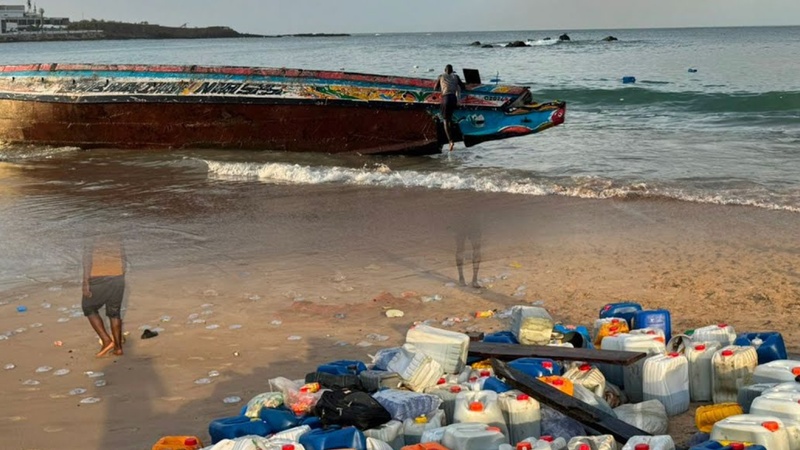 Pirogue abandonnée à Mermoz : la DNLT sécurise une embarcation et du matériel sur la plage
