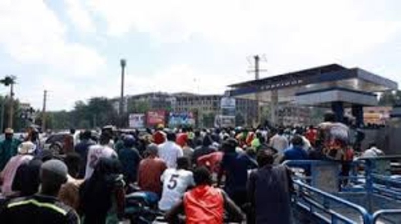 Arrestations à Guédiawaye : la population s’enflamme lors du transfert des présumés voleurs de motos Arrestations à Guédiawaye : la population s’enflamme lors du transfert des présumés voleurs de motos