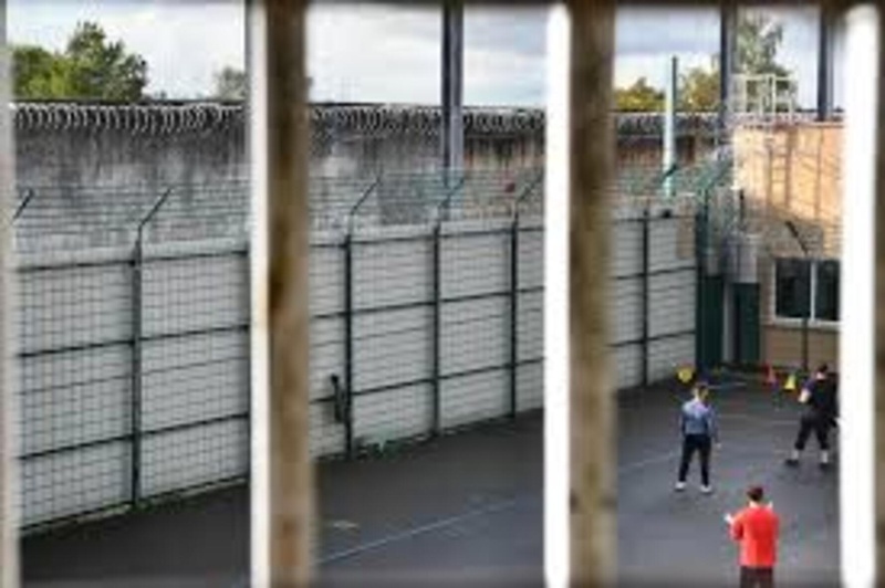 En sciant les barreaux de leur cellule et à l'aide de draps, deux détenus s'évadent de la prison de Dijon