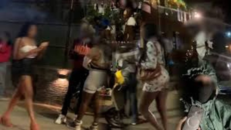 Cap-Skirring : Démantèlement d’un réseau de prostitution clandestine – 18 femmes interpellées, dont une mineure Cap-Skirring : Démantèlement d’un réseau de prostitution clandestine – 18 femmes interpellées, dont une mineure