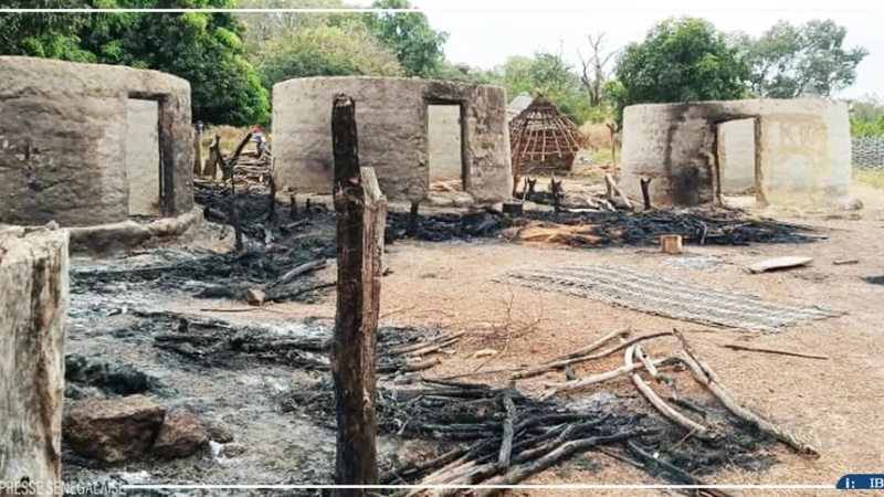 Saraya : un feu mystérieux ravage une dizaine d’habitations à Wamba Saraya : un feu mystérieux ravage une dizaine d’habitations à Wamba