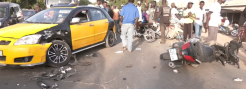 Accident grave à Thiès : un scooter heurté par un taxi, la population réclame des dos d’âne Accident grave à Thiès : un scooter heurté par un taxi, la population réclame des dos d’âne