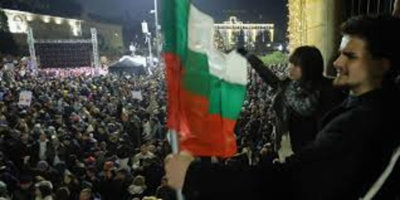 À la Une: en Bulgarie, la colère de la rue fait tomber le gouvernement