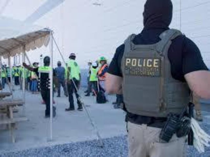 Aux Etats-Unis, un Américain de 18 ans a été arrêté le 31 décembre en Caroline du Nord, à la veille du Nouvel An, alors qu’il préparait une attaque violente revendiquée au nom de l’Etat islamique. Présenté vendredi devant une juge, Christian Sturdiva Aux Etats-Unis, un Américain de 18 ans a été arrêté le 31 décembre en Caroline du Nord, à la veille du Nouvel An, alors qu’il préparait une attaque violente revendiquée au nom de l’Etat islamique. Présenté vendredi devant une juge, Christian Sturdiva