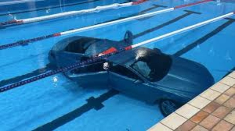 États-Unis : Une automobiliste termine sa course dans la piscine d’un particulier après avoir percuté un mur États-Unis : Une automobiliste termine sa course dans la piscine d’un particulier après avoir percuté un mur