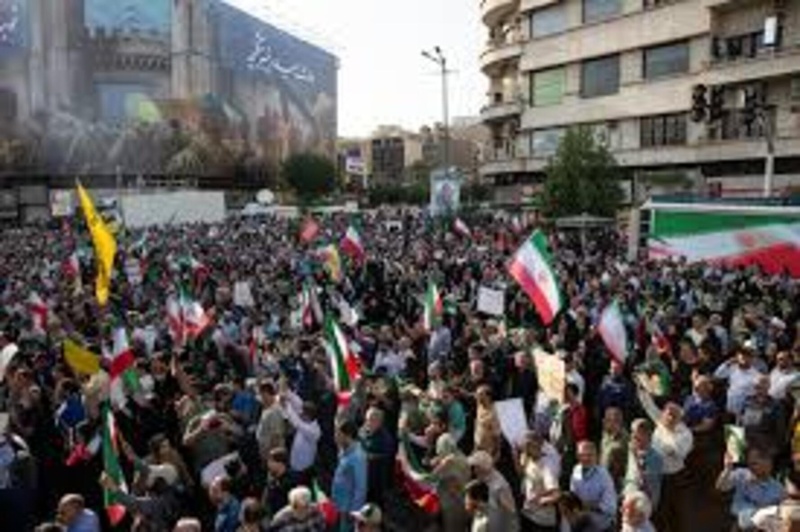 Iran : entre contestation populaire et avertissements contre les États-Unis Iran : entre contestation populaire et avertissements contre les États-Unis