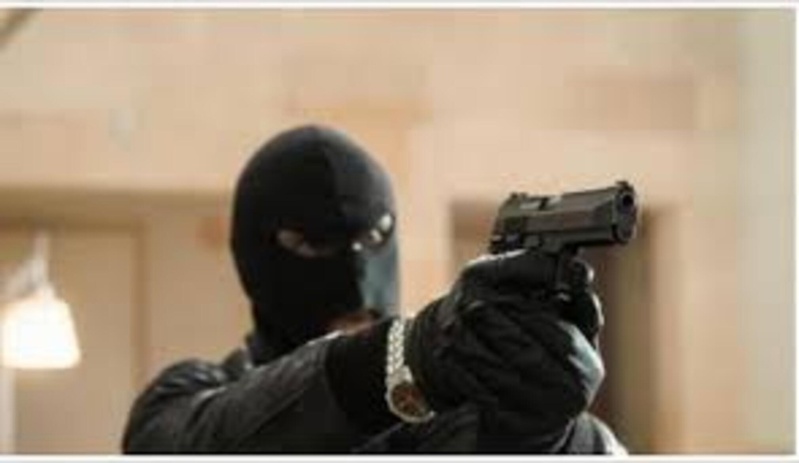 Attaque d’un commando armé : la nuit de terreur vécue à Auchan Thiaroye Attaque d’un commando armé : la nuit de terreur vécue à Auchan Thiaroye