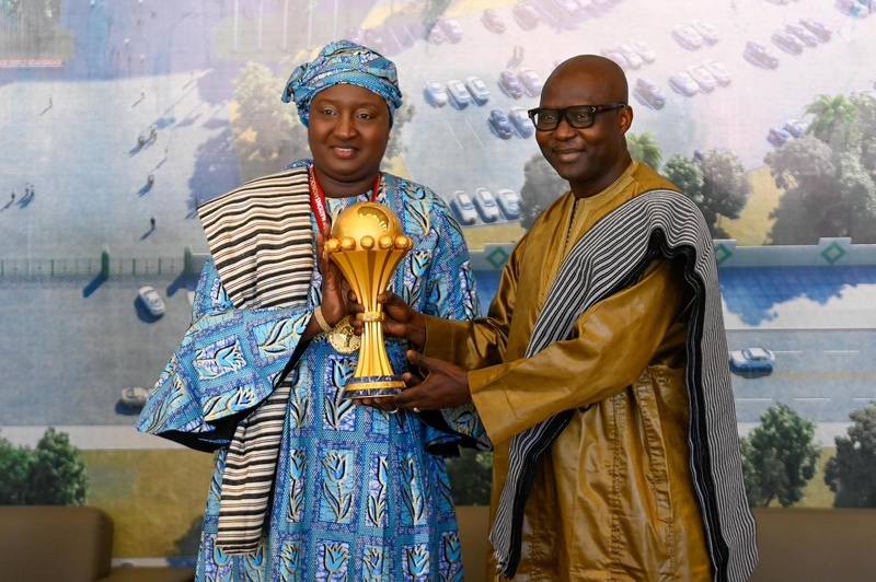 CAN 2025 : le trophée poursuit sa tournée officielle et s’invite à l’Assemblée nationale CAN 2025 : le trophée poursuit sa tournée officielle et s’invite à l’Assemblée nationale