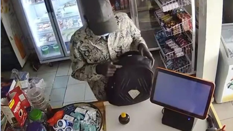 Thiès : un voleur masqué vide le comptoir d’une boutique au quartier Grand Standing Thiès : un voleur masqué vide le comptoir d’une boutique au quartier Grand Standing