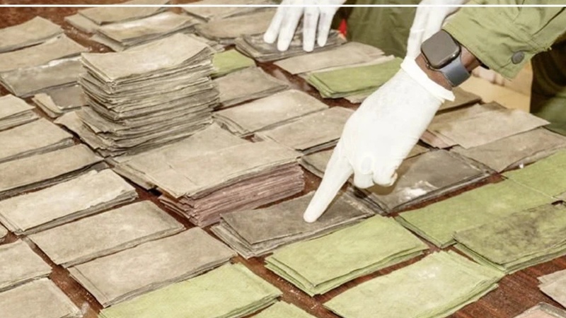 Kaolack : les douanes interceptent des billets noirs d’une valeur estimée à plus d’un milliard de francs CFA Kaolack : les douanes interceptent des billets noirs d’une valeur estimée à plus d’un milliard de francs CFA