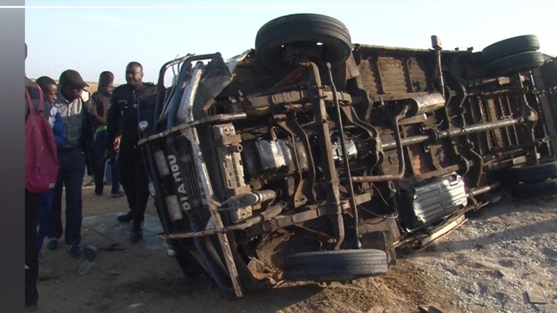 Saint-Louis : un minibus se renverse sur la corniche, plusieurs victimes recensées Saint-Louis : un minibus se renverse sur la corniche, plusieurs victimes recensées