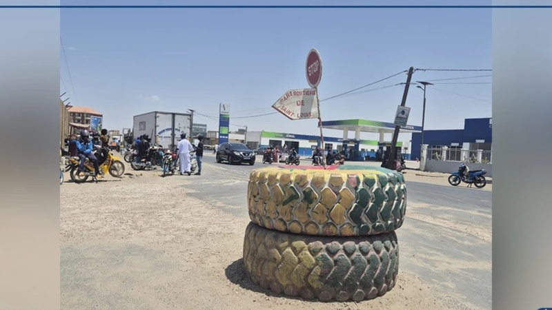 Grève des transporteurs à Saint-Louis : Les taxis jaune et noir absents, usagers contraints de se rabattre sur les bus et moto-taxis Grève des transporteurs à Saint-Louis : Les taxis jaune et noir absents, usagers contraints de se rabattre sur les bus et moto-taxis