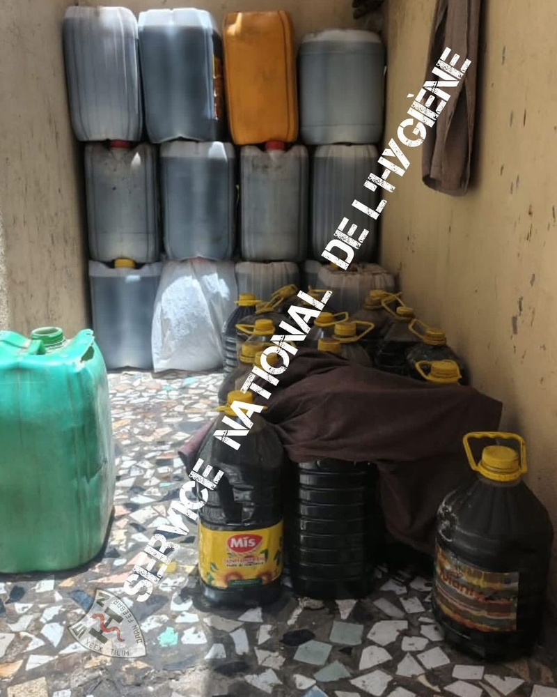 Dakar : plus de 1 300 litres d’huiles usagées saisis lors d’une opération d’hygiène à la Médina Dakar : plus de 1 300 litres d’huiles usagées saisis lors d’une opération d’hygiène à la Médina