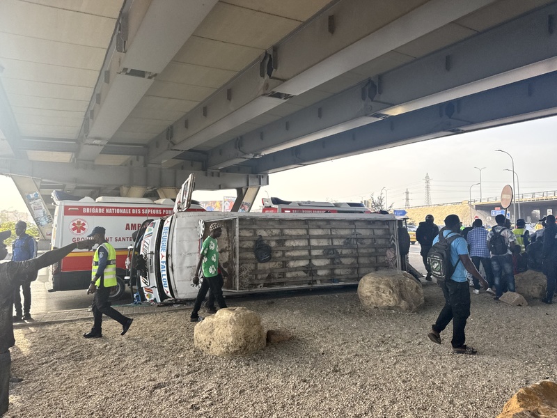 Accident à Pikine : un car « Ndiaga Ndiaye » se renverse près du rond-point EDK