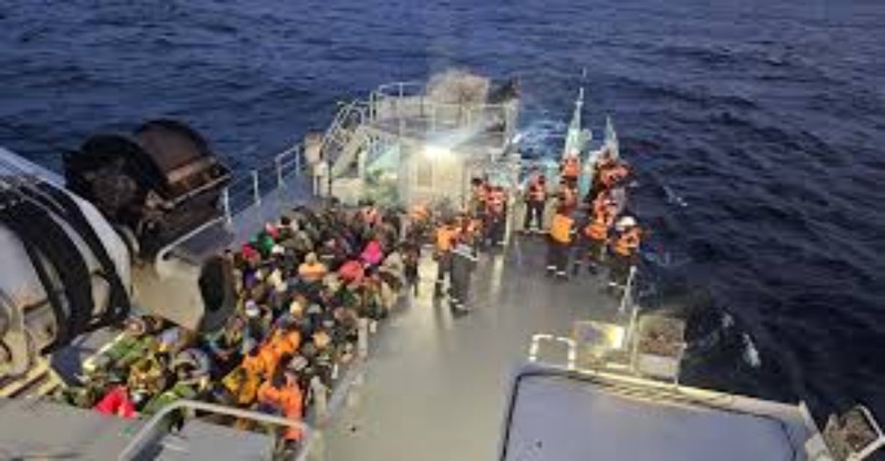 Saint-Louis : la Marine sénégalaise sauve 429 migrants en pleine mer Saint-Louis : la Marine sénégalaise sauve 429 migrants en pleine mer