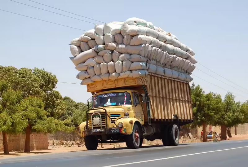 Sénégal : près d'un camion sur deux circule encore en surcharge, selon le ministère Sénégal : près d'un camion sur deux circule encore en surcharge, selon le ministère