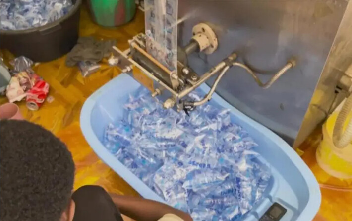 Étude de l’UCAD : une forte contamination relevée dans les sachets d’eau vendus au Sénégal