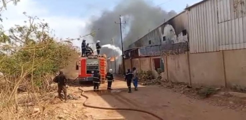 Diamniadio : une usine de recyclage du plastique ravagée par un violent incendie Diamniadio : une usine de recyclage du plastique ravagée par un violent incendie