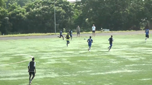 Les jeunes footballeurs en action pendant la détection à Thiès. Capture vidéo : Thiesinfo TV, 20 octobre 2026.