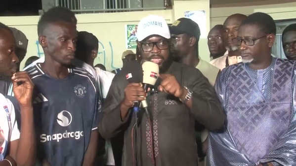 Thierno Alia Mbengue lors de la rencontre avec les jeunes de Bayal, à Thiès. Capture du reportage Thièsinfo TV publié le 20 octobre 2026.