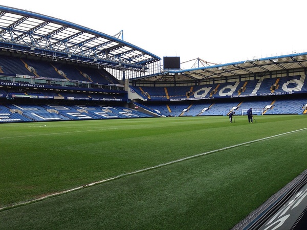 Stamford Bridge, stade de Chelsea, photographié le 14 mai 2013. Photo : Nate Loper / Wikimedia Commons, CC BY 2.0. Archive d’illustration, recadrée pour les vignettes.